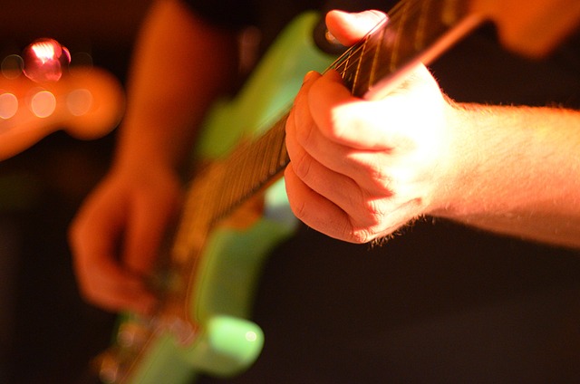 play the guitar easily with these simple learning tips